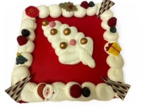 Slagroomtaart met marsepein Kerst